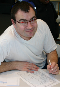 Un joueur avec sa feuille de personnage